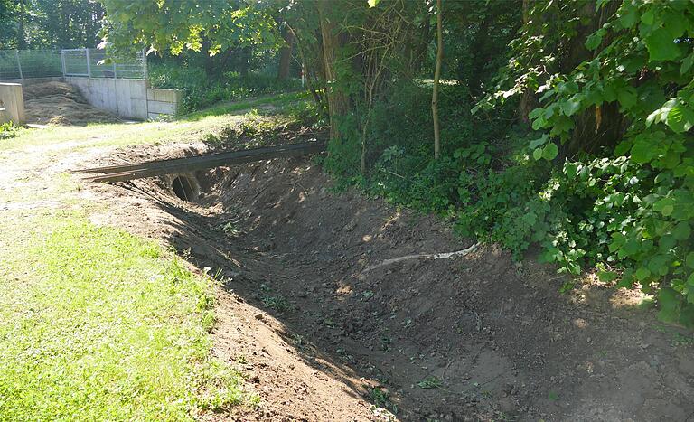 Der Flutgraben am Sportgelände des TSV Gnodstadt ist inzwischen wieder ausgebaggert. Er war nach dem Regen randvoll.