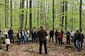 Im Lohrer Stadtwald widmet sich ein Kooperationsprojekt den Themen Biodiversität und Nachhaltigkeit. Michael Neuner, der Leiter der städtischen Forstverwaltung, erklärt den Exkursionsteilnehmern Zusammenhänge im Stadtwald.