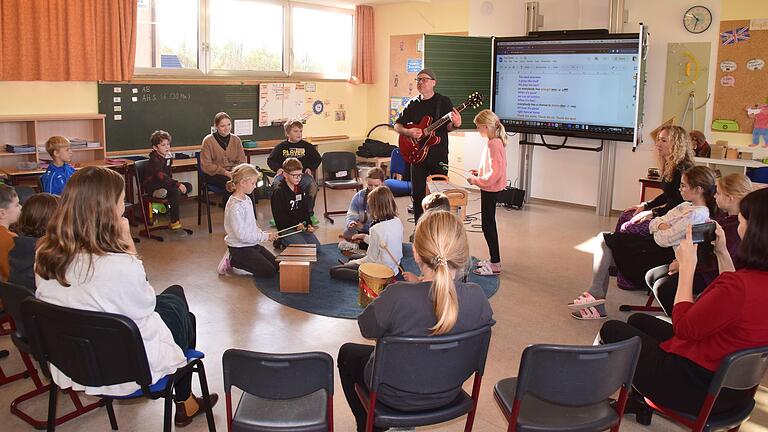 Auf verschiedenen Instrumenten durften die Schülerinnen und Schüler sich beim Lied über Erde, Luft und Wasser musikalisch ausprobieren.