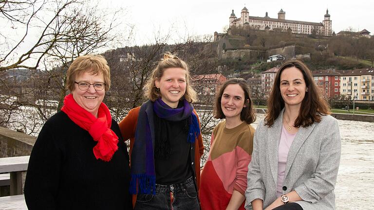 Barbara Müller (links) und Silvia Engert (rechts) von der Koordinierenden Kinderschutzstelle&nbsp; der Stadt Würzburg unterstützen Familien, beraten und bieten Einzelfallhilfen an. Dazu gehört auch der Einsatz von Fachkräften der Frühen Hilfen, wie Judith Bieber und Hannah Arand (Mitte, von links), die berufsbegleitend die Zertifizierung zur Familienhebamme abgeschlossen haben.