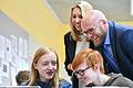 Vor den Osterferien statteten Kultusministerin Anna Stolz und Digitalminister Dr. Fabian Mehring dem Friedrich-Koenig-Gymnasium einen Besuch ab. Von den Schülern Linus Wolpert (links), 13, und Paul Jakobi, 13, ließen sie sich erklären, wie KI im Unterricht eingesetzt wird.