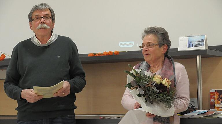 Mit einem Blumenstrauß bedankte sich Norbert Eusemann bei Dr. Rosemarie Klingele für ihren Vortrag über ihre Arbeit in der Gemeinschaftsunterkunft in Geldersheim.