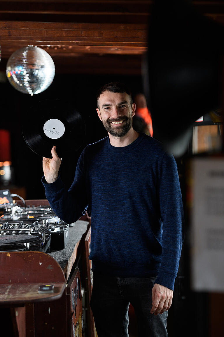 Der DJ und Lebenskünstler Marco Spiegel alias Marc Miroir steht auf dem Disco-Schiff 'Hoppetosse' in Berlin Kreuzberg. Miroir legt am Abend beim 6-jährigen jubiläum einer großen Elektroparty auf. Der DJ und Lebenskünstler Marco Spiegel alias Marc Miroir steht auf dem Disco-Schiff 'Hoppetosse' in Berlin Kreuzberg. Miroir legt am Abend beim 6-jährigen jubiläum einer großen Elektroparty auf.