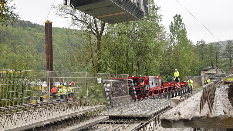 2019: 186,4 Tonnen hängen am Haken des Krans, der den zweiten neuen Trafo für das Pumpspeicherkraftwerk in Langenprozelten beim Betonwerk in Neuendorf vom Schiff auf einen Schwertransporter hebt.