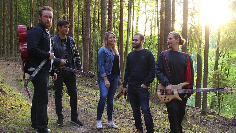 Das sind die Jungs (plus Sängerin), die den Sound von Jonny Cash in die Rhön bringen wollen. Von links: Julian Rocco (Gesang, Gitarre), Thorsten Griebel (E-Gitarre),  Christina Reubelt (Gesang),  Florian Horbelt (Drums) und Olek Frisch am Bass.