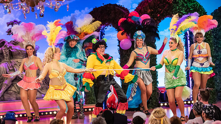 Ausverkaufte Mainfrankensäle bei 'Fastnacht in Franken - Generalprobe' am Donnerstag Abend (13.02.20) in Veitshöchheim mit dem diesjährigen Motto: 'Karneval in Rio de Janeiro'. Bild: Finale mit Samba Medley