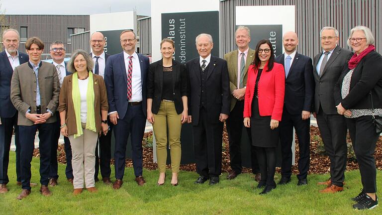 Staatsministerin Judith Gerlach (Mitte) und zahlreiche Politiker aus Land und Bezirk waren zur Einweihung des Dr. Hans Neugebauer-Hauses nach Kitzingen gekommen.