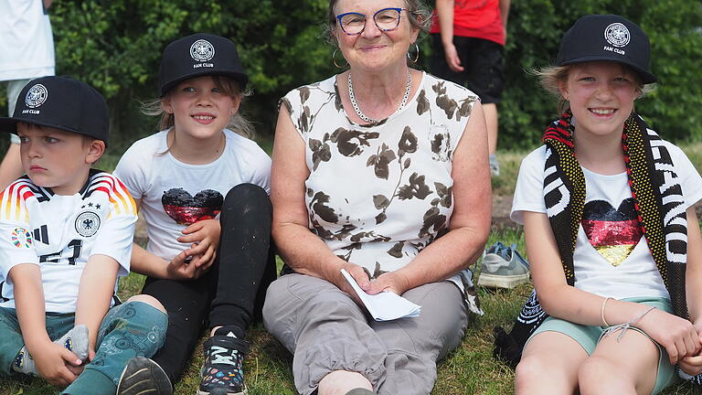 Öffentliches Training der Nationalmannschaft in Herzogenaurach       -  Die Kinder der Familie Karches mit Oma Heidi gehörten zu den vielen Zaungästen am Adi-Dassler-Sportplatz