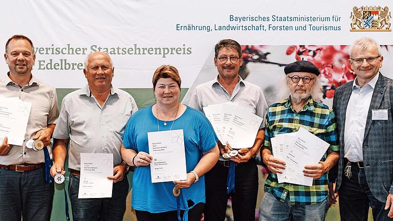 Die erfolgreichen Brenner der Region: (von links) Mario Metz (Frauenroth), Engelberg Denk (Elfershausen), Steffi Kirchner (Thulba), Stefan Metz (Großenbrach), Lothar Bold (Neuwirtshaus) mit Hubert Fröhlich, Vorsitzender des Fränkischen Klein- und ...       -  Die erfolgreichen Brenner der Region: (von links) Mario Metz (Frauenroth), Engelberg Denk (Elfershausen), Steffi Kirchner (Thulba), Stefan Metz (Großenbrach), Lothar Bold (Neuwirtshaus) mit Hubert Fröhlich, Vorsitzender des Fränkischen Klein- und Obstbrennerverbandes