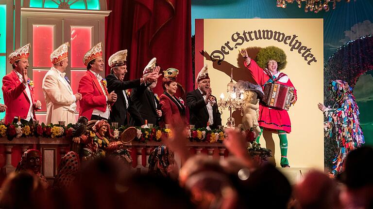 2023 entstieg Otti Schmelzer als Struwwelpeter auf der Bühne der TV-Prunksitzung dem gleichnamigen Buch. 2023 entstieg Otti Schmelzer als Struwwelpeter auf der Bühne der TV-Prunksitzung dem gleichnamigen Buch. 