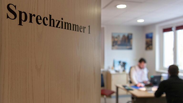 Es gibt weitaus mehr Kassenpatienten als Privatversicherte – somit sei die Nachfrage nach Terminen für gesetzlich Versicherte schlicht 'deutlich höher', sagt die KVB-Beauftragte Dr. Birgit Spohn. Es gibt weitaus mehr Kassenpatienten als Privatversicherte – somit sei die Nachfrage nach Terminen für gesetzlich Versicherte schlicht 'deutlich höher', sagt die KVB-Beauftragte Dr. Birgit Spohn.
