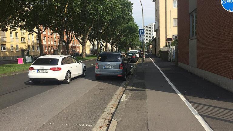 In der Stresemannstraße zwischen Hauptbahnhof und John-F.-Kennedy-Ring &ndash; hier in Richtung Bergl &ndash; soll der bisher auf dem Gehweg ausgewiesene Fahrradverkehr zwischen die parkenden Autos und den motorisierten Verkehr verlegt werden. Die jeweils rechte Fahrspur fällt für Autos, Lkw und andere Fahrzeuge jeweils weg.