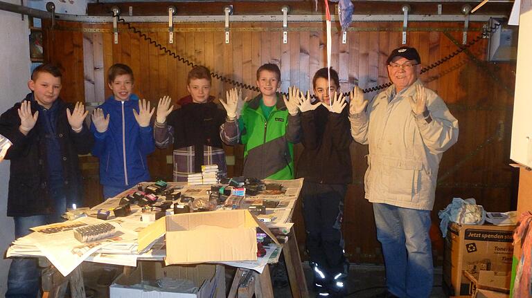 Beim Sortieren des Elektronikschrotts halfen Robert Stöcker auch mehrmals die Schüler der Bio-AG von der Realschule Gerolzhofen. Gummihandschuhe sind ein Muss bei dieser Arbeit.