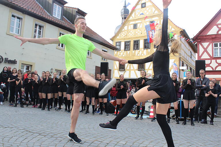 Eine Schautanzgruppe sorgte für gute Laune in Prichsenstadt.