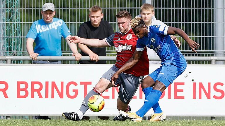 Mohamed Conte (rechts) vom FV 04 Würzburg setzt sich gegen Rene Hagendorf von TuS Röllbach durch und erzielt mit einem satten Schuss ins linke obere Eck die Führung.