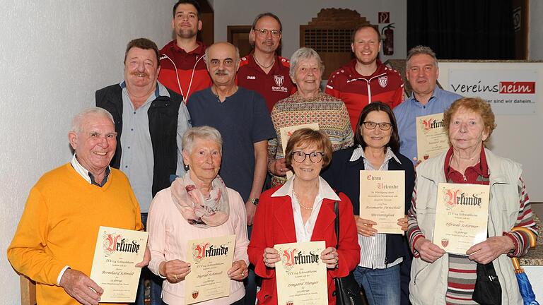 Die geehrten Mitglieder des TSV Schwebheim (jeweils von links) vordere Reihe: Bernhard Schmidt (25), Ingrid Schmidt (25), Irmgard Hunger (50), Rosi Firnschild (Ehrenmitglied), Elfriede Schirmer (65). Mittlere Reihe: Norbert Ludwig (60), Heinz Michel (60), Ilse Ludwig (65), Harald Steif (40). In der hinteren Reihe die Vorstände: Konstantin Willacker, Harald Schock und Daniel Seifert. Die geehrten Mitglieder des TSV Schwebheim (jeweils von links) vordere Reihe: Bernhard Schmidt (25), Ingrid Schmidt (25), Irmgard Hunger (50), Rosi Firnschild (Ehrenmitglied), Elfriede Schirmer (65). Mittlere Reihe: Norbert Ludwig (60), Heinz Michel (60), Ilse Ludwig (65), Harald Steif (40). In der hinteren Reihe die Vorstände: Konstantin Willacker, Harald Schock und Daniel Seifert. 