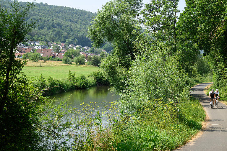 Besonderisch malerisch wird es auf den letzten Kilometern vor Gemünden. Hier führt der Radweg ganz dicht entlang am Ufer der Fränkischen Saale. Besonderisch malerisch wird es auf den letzten Kilometern vor Gemünden. Hier führt der Radweg ganz dicht entlang am Ufer der Fränkischen Saale.