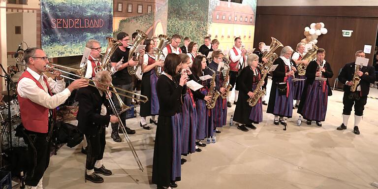 Den offiziellen Teil der Session-Eröffnung des VCC im HdB gestaltete in gewohnter Frische musikalisch der Musikverein unter der Leitung von Stefan Wagner mit Faschingshits wie 'Die tolllen Tage', der Titelmelodie des Films 'Heidi, 'Rot sind die Rosen', dem Kölner Hit 'Denn wet et Trömmelche jeiht' oder dem Ohrwurm 'Hits for marchingband'.
