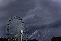 Regenwolken       -  Dunkle Regenwolken ziehen über ein Riesenrad auf dem Gelände des Hurricane-Festivals in Scheeßel hinweg.