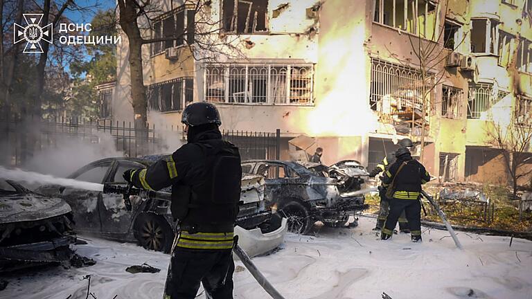 Ukraine-Krieg -  Odessa       -  Feuerwehrleute löschen den Brand nach einem russischen Raketeneinschlag in der Hafenstadt. (Archivbild vom 18.11.)