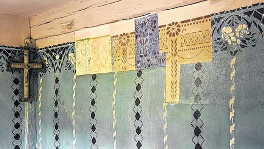 Farbenfroh präsentiert sich die Schlafkammer im Hof Trappstadt im Fränkischen Freilandmuseum.