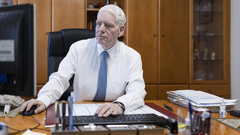 Josef Schuster im Sprechzimmer seiner internistischen Praxis in Würzburg. Zum 30. Juni gibt der Präsident des Zentralrats der Juden die Tätigkeit als niedergelassener Arzt auf.