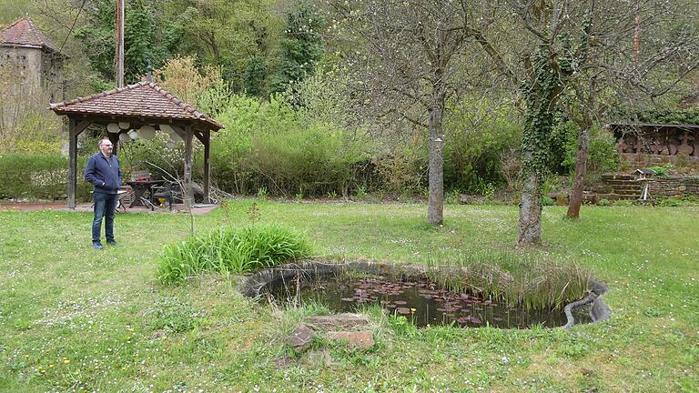 Im Garten hinter der Kirche sollen ab Ende Mai die ersten Vorstellungen laufen. Durch Besucherinseln soll Abstand gehalten werden.