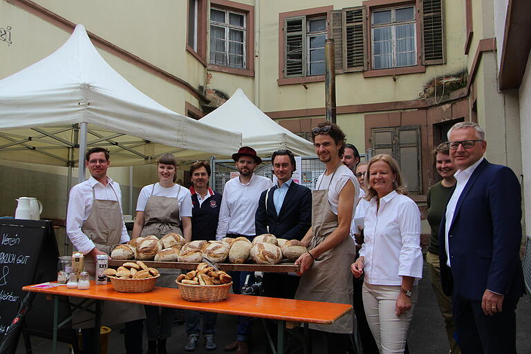 Pop-Up-Bäckerei in Tauberbischofsheim: (von links) Florian Bach, Luise Schneider (beide Veranstalter des Events), Thomas Krieg (Kunstverein), Johannes Sack (Veranstalter), Julian Latzko (Bundesstiftung Baukultur), Julian Dittmann (Veranstalter), Daniel Schott (Wirtschaftsforum Pro Tauberbischofsheim), Christine Jouaux (Kammergruppe der Architekten im Main-Tauber-Kreis), Anette Schmidt (Bürgermeisterin), Mariella Schlüter (Architekturjournalistin), Michael Schneider (Vorstandsvorsitzender der Volksbank Main-Tauber). Pop-Up-Bäckerei in Tauberbischofsheim: (von links) Florian Bach, Luise Schneider (beide Veranstalter des Events), Thomas Krieg (Kunstverein), Johannes Sack (Veranstalter), Julian Latzko (Bundesstiftung Baukultur), Julian Dittmann (Veranstalter), Daniel Schott (Wirtschaftsforum Pro Tauberbischofsheim), Christine Jouaux (Kammergruppe der Architekten im Main-Tauber-Kreis), Anette Schmidt (Bürgermeisterin), Mariella Schlüter (Architekturjournalistin), Michael Schneider (Vorstandsvorsitzender der Volksbank Main-Tauber).