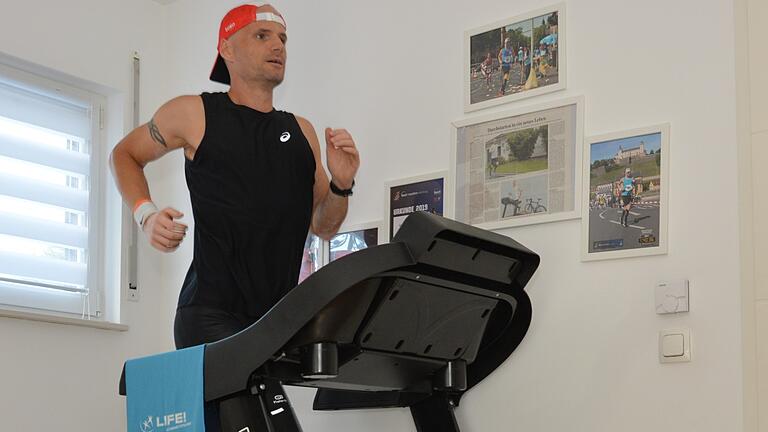 Auf dem heimischen Laufband übt Michael Pörtner, wenn das Wetter schlecht ist.