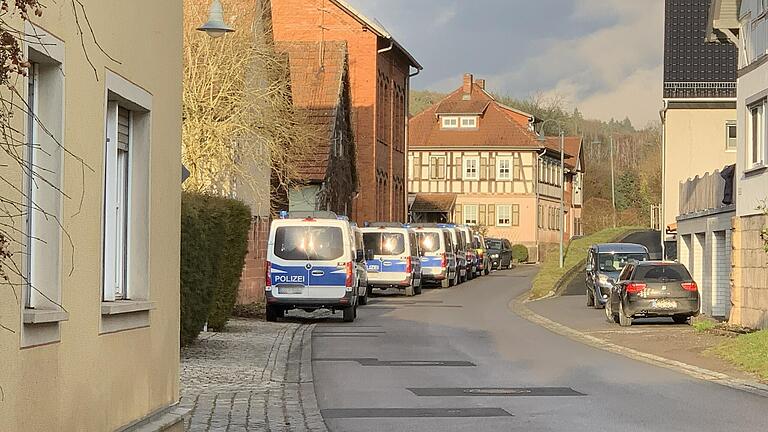 Mehrere Mannschaftswagen der Polizei waren am vergangenen Freitag im kleinen Rhöndorf Willmars (Lkr. Rhön-Grabfeld) im Einsatz, um zu einer ausgehobenen Drogenplantage zu ermitteln.