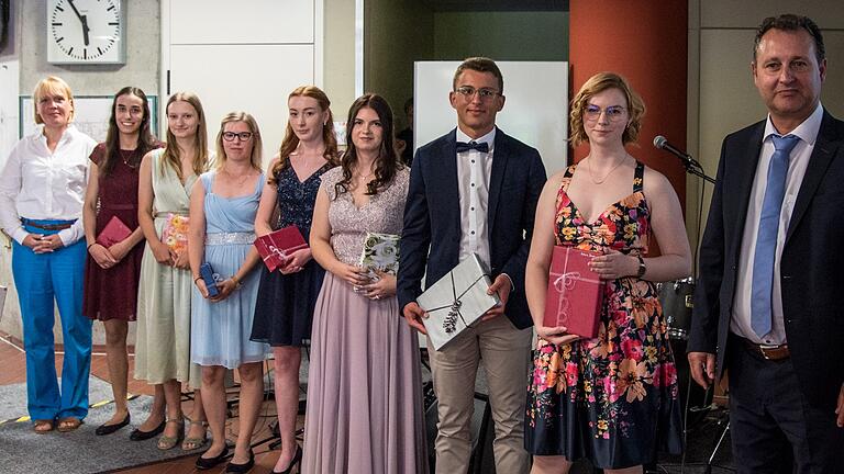 Die Jahrgangsbesten (von links): Elternvertreterin Bianca Schürger, Marisa Dorsch, Rebecca Heinrich, Sabrina Ruck, Anja Kraus, Ronja Friedel, Markus Pfeufer, Antonia Braun und Schulleiter Andreas Breitenbacher.