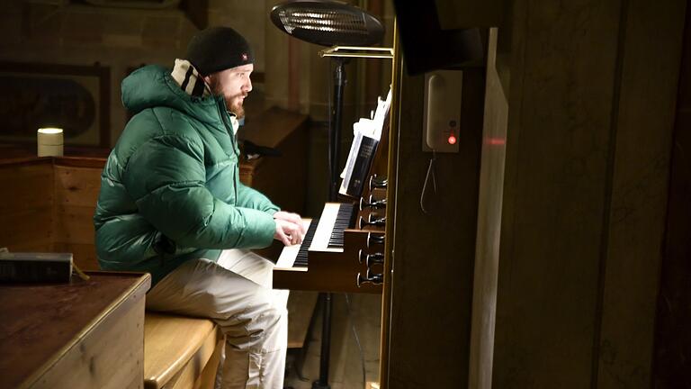Organist Mick Mack spielte adventliche Melodien in abwechslungsreichen Improvisationen.