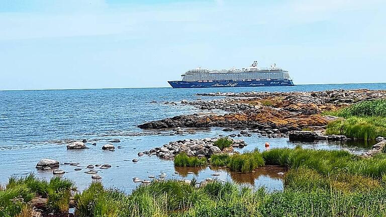 Die &bdquo;Mein Schiff 5&ldquo; liegt vor Bornholm.