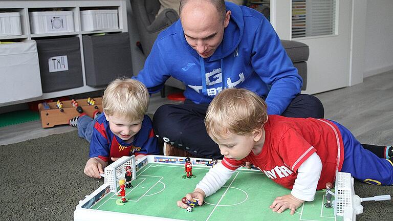 Tobias Riedner mit seinen Söhnen Oskar (4 Jahre) und Theo (2 Jahre)