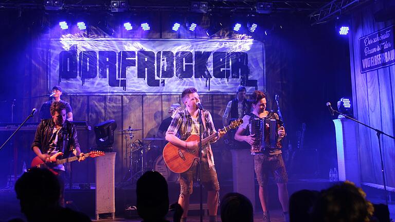 Die &quot;Dorfrocker&quot; Philipp, Tobias und Markus Thomann rockten mit ihrer Live-Band Adelsberg.