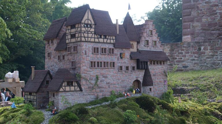 Dieses Modell der Burg wurde bei Burgfesten, Ausstellungen und Umzügen gezeigt. Dieses Modell der Burg wurde bei Burgfesten, Ausstellungen und Umzügen gezeigt. 