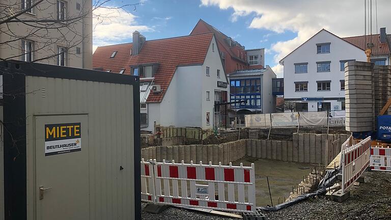 In der Fragerunde bei der Gerolzhöfer Bürgerversammlung ging es auch um die Baustelle 'Wilder Mann' an der Breslauer Straße.