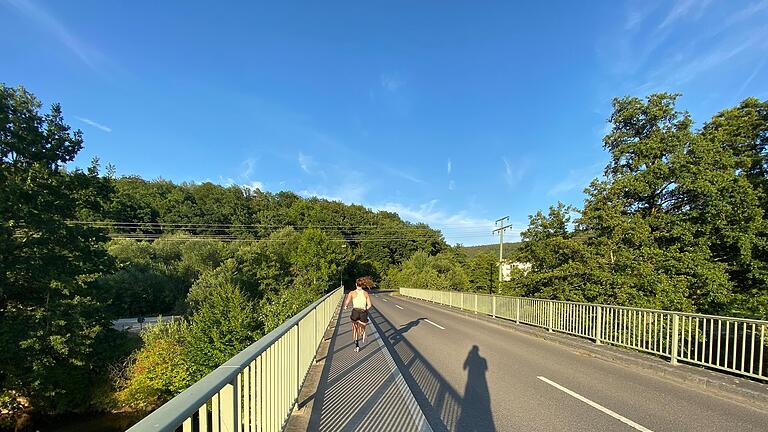 Die Brücke zum Gesundheitszentrum in Gemünden muss saniert und deshalb gesperrt werden.