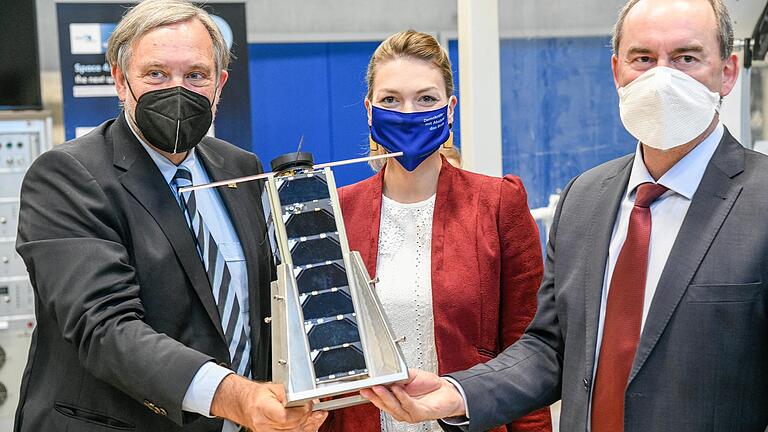 Im Sommer 2020 verfolgte Bayerns Wirtschaftsminister Hubert Aiwanger (rechts) zusammen mit ZfT-Vorstand Prof. Klaus Schilling und Digitalministerin Judith Gerlach mit, wie vier Kleinstsatelliten aus Würzburg mit einer Sojus-Rakete ins All geschossen wurden. Im Sommer 2020 verfolgte Bayerns Wirtschaftsminister Hubert Aiwanger (rechts) zusammen mit ZfT-Vorstand Prof. Klaus Schilling und Digitalministerin Judith Gerlach mit, wie vier Kleinstsatelliten aus Würzburg mit einer Sojus-Rakete ins All geschossen wurden.