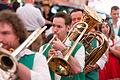 Die Musikerinnen und Musiker des Aalbachtal-Express aus Uettingen hatten auf dem Kiliani-Volksfest heute ordentlich mit Hitze zu kämpfen. Auch für ihren dritten Auftritt am Samstag sind wieder Höchsttemperaturen von 38 Grad vorhergesagt.&nbsp;&nbsp;