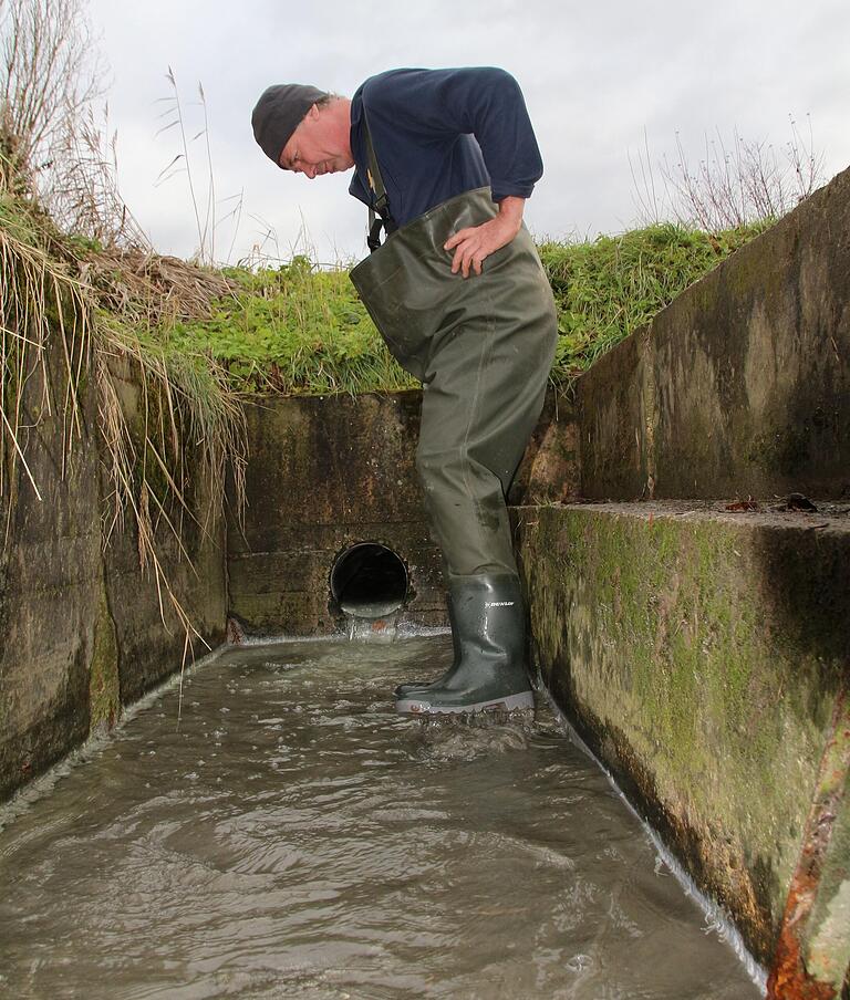 Gustav Basedow steht in der Abfischgrube, in der die Fische mit Keschern eingefangen werden. Dabei haben er und seine Kollegen die Rasierklingen entdeckt.