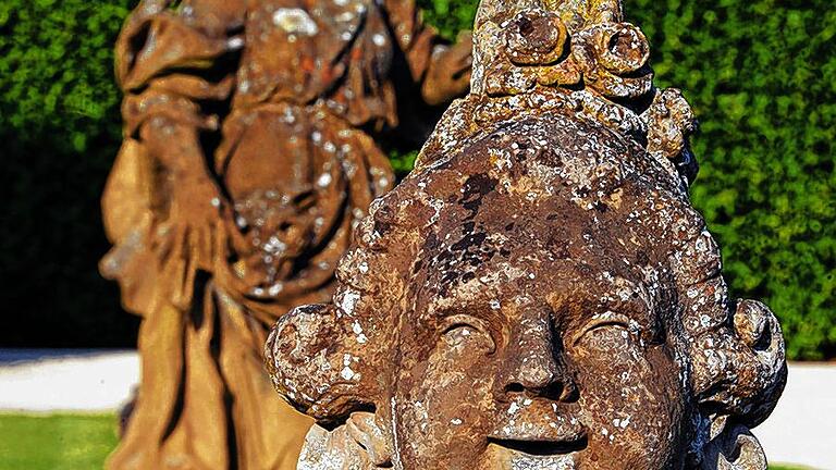 Illustres Volk: Putten und Steinfiguren