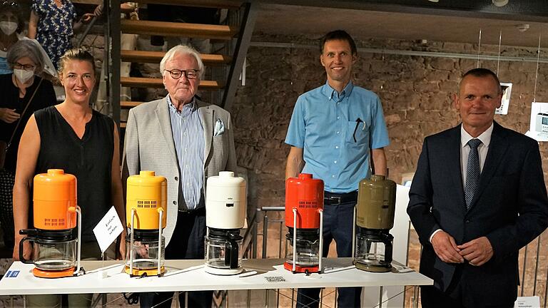 Die Ausstellung „Mein Leben mit Braun“ im Franck-Haus eröffneten Bürgermeister Thomas Stamm (rechts), der ehemalige Werksleiter Bernhard Wild (Mitte) und die Geschwister Uta und Jörg Nolte.