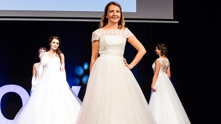 Am Sonntag, 15. Januar, findet die Hochzeitsmesse der Main-Post in der Stadthalle Bad Neustadt statt. Bei einer Braut- und Festmodenschau werden die neuesten Kleidungstrends präsentiert (Archivbild von 2019). Am Sonntag, 15. Januar, findet die Hochzeitsmesse der Main-Post in der Stadthalle Bad Neustadt statt. Bei einer Braut- und Festmodenschau werden die neuesten Kleidungstrends präsentiert (Archivbild von 2019).