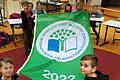 Auf dem Foto einige Schüler mit der neuen Flagge.