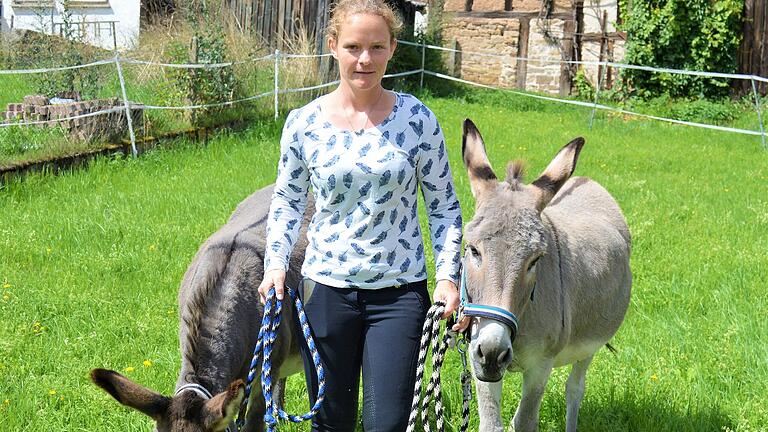 Franziska Dorsch mit den Eseln Kimi und Mona, die auf dem Tierschutzhof ihr Gnadenbrot bekommen.