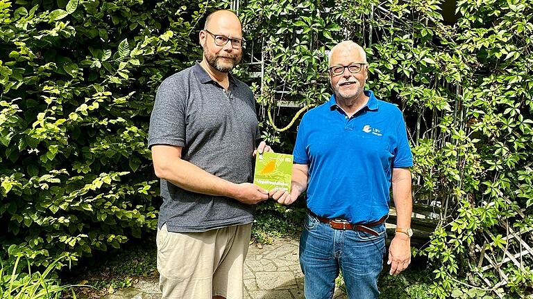 Claus Heinrich (links) erhält aus den Händen des LBV-Kreisvorsitzenden Klaus Sanzenbacher die Auszeichnung für seinen vogelfreundlichen Garten.