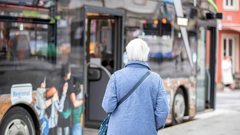 Als Brigitte S. ihr Monatsticket vorzeigte, soll der Fahrer eines Schweinfurter Stadtbusses sie verbal angegangen sein. Den Stadtwerken gegenüber gab der Fahrer an, es habe sich um einen Scherz gehandelt. Als Brigitte S. ihr Monatsticket vorzeigte, soll der Fahrer eines Schweinfurter Stadtbusses sie verbal angegangen sein. Den Stadtwerken gegenüber gab der Fahrer an, es habe sich um einen Scherz gehandelt.