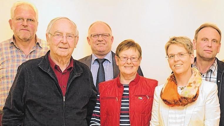 Geehrt: langjährige Mitglieder des CSU Ortsverbands Heustreu (von links): der neue stellvertretende Ortsvorsitzende Helmut Späther, Ehrenmitglied Horst Messner, der bisherige Ortsvorsitzende und neue Stellvertreter Markus Werner, Ingeborg Müller (40 Jahre Mitglied), die neue Vorsitzende Susanne Wüst, Hermann Noske (25 Jahre Mitglied).