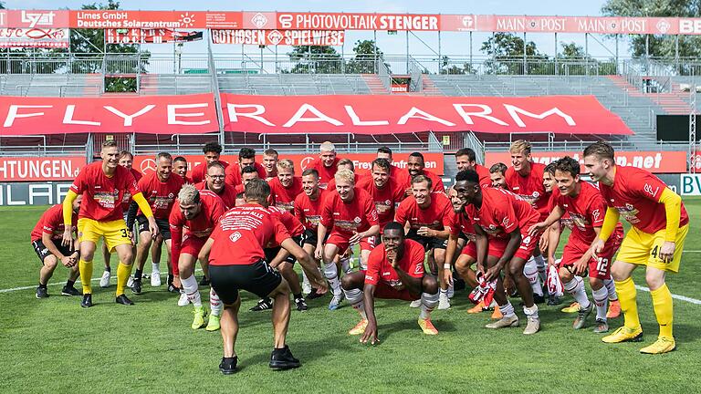 Die Kickers-Spieler freuen sich über den Aufstieg. Auch in der nächsten Saison können sie in der Flyeralarm Arena spielen. Doch wird auch in Zukunft am Würzburger Dallenberg gekickt?